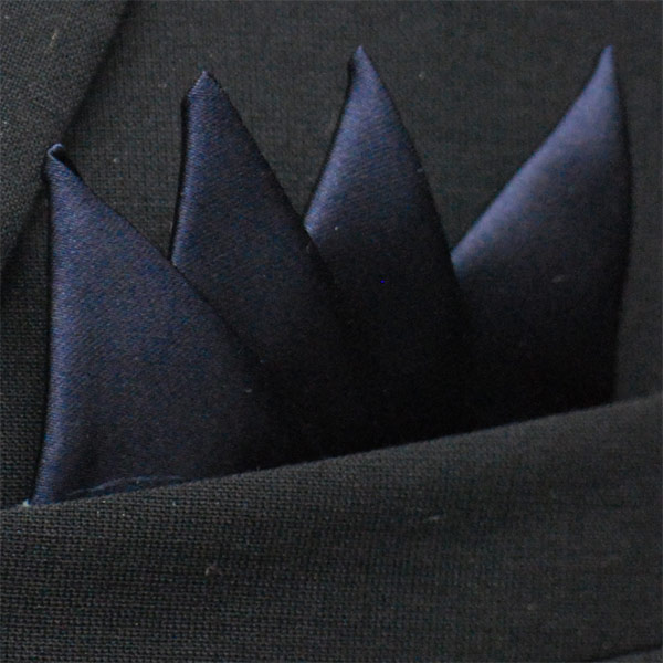Färdigvikt bröstnäsduk Fyrspets Marinblå